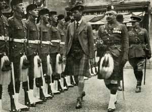Őfelsége 1935 augusztusában, Perthben megvizsgálta a fekete óra díszőrségét. alkotó: Unbekannt