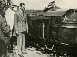 Őfelsége a miniatűr vasutat vizsgálja New Romney-ban, Kentben, 1926, 1937. alkotó: Unbekannt