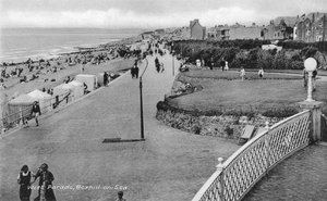 Nyaralók a West Parade-on, Bexhill-on-Sea, East Sussex, 1900-c1920 alkotó: Unbekannt
