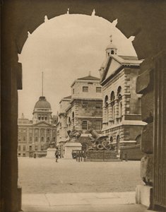 Lóőrök felvonulása keretezve a kincstári átjáró boltívében, 1935. alkotó: Unbekannt