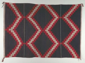 Hubbell Revival stílusú szőnyeg Moki Moqui csíkokkal, c. 1890-1910. alkotó: Unbekannt