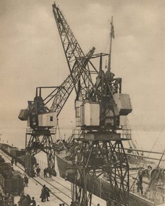 Óriási mobil daruk Tilburyben, hintázzák a rakományt egy hajótérből, 1935. alkotó: Unbekannt
