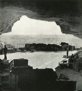 Hatalmas bombabiztos üzletek és javítóműhelyek készültek a barlangokból, 1942-1943, 1945. alkotó: Unbekannt