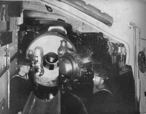 Egy csatahajó barbette belsejében, amelyen egy 135 hüvelykes löveg kinyitott csuklója látható, 1914 alkotó: Unbekannt