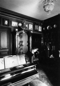 Alexander Onegin író és történész múzeumának belseje Párizsban, 1920-as évek. alkotó: Unbekannt