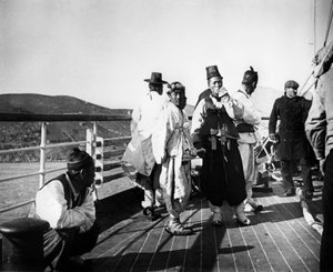 Japán tisztviselők egy hajó fedélzetén, Korea, 1900 alkotó: Unbekannt