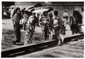 Japán nők a Zeppelin hangárban, Kasumigaura, Japán, 1929 1933 alkotó: Unbekannt
