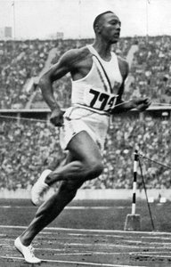 Jesse Owens 100 méter végén a berlini olimpián, 1936 alkotó: Unbekannt
