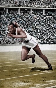 Jesse Owens a 200 méteres rajtnál a berlini olimpián, 1936 alkotó: Unbekannt