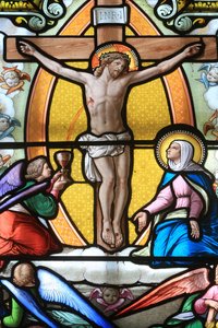 Jézus Krisztus a kereszten. Ólomüveg ablak. La Salette-i Szűzanya-szentély, La Salette-Fallavaux, Franciaország alkotó: Unbekannt