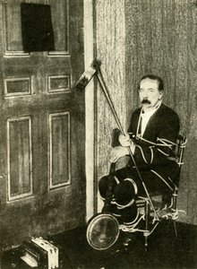 John Nevil Maskelyne szellemkabinet-illúziót ad elő, c1910. alkotó: Unbekannt