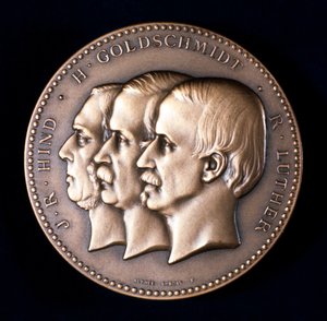 John Russell Hind, Hermann Goldschmidt és Robert Luther csillagászok, 1900 körül alkotó: Unbekannt
