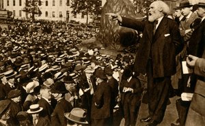 Keir Hardie beszédet mond a londoni Trafalgar Square-en, 1914. augusztus 2-án, 1933. alkotó: Unbekannt