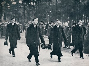 VIII. Edward király és három testvére követi a fegyveres kocsit, 1936 alkotó: Unbekannt