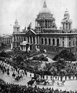 V. György király az első ulsteri parlament megnyitásán Belfastban, 1921-ben, 1935-ben alkotó: Unbekannt