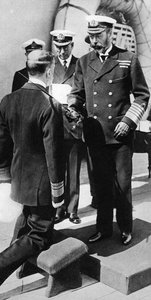 Király V. György lovagok Pakenham admirálist a HMS Princess Royal fedélzetén, 1930-as években alkotó: Unbekannt