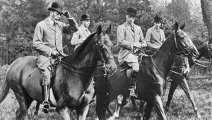 V. György király a Windsor Great Parkban lovagol fiaival, 1930-as években alkotó: Unbekannt