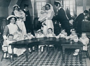 Kingsway Hall bölcsőde gyerekeknek, akiknek apja a háborúban és anyák dolgoznak, 1914 alkotó: Unbekannt