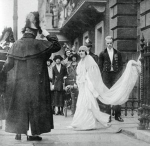 Lady Elizabeth Bowes-Lyon házasodni készül a Westminster Abbeybe, 1923. április 26., 1937. alkotó: Unbekannt