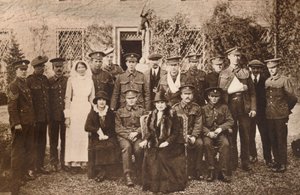 Lady Elizabeth Strathmore grófnőjével és lábadozó sebesült katonákkal, 1916 alkotó: Unbekannt