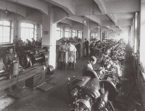 Lencsefeldolgozás az Optikai Mechanikai Egyesület pétervári gyárában, 1916 alkotó: Unbekannt