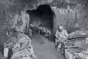 Lakóhelyiségek egy francia barlangban, I. világháború, 1915 alkotó: Unbekannt