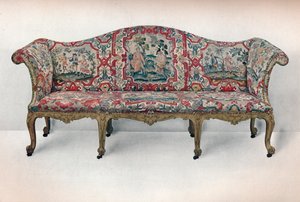 Hosszú kárpitozott kanapé: szerpentin alakú, faragott és aranyozott, c1750 alkotó: Unbekannt
