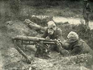 Gépágyúsok akcióban gázsisakban, 1919. alkotó: Unbekannt