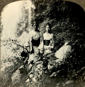 Maidens of the Land of the Rising Sun, a Kogijoku-vízesések alatt..., 1900 körül. . alkotó: Unbekannt