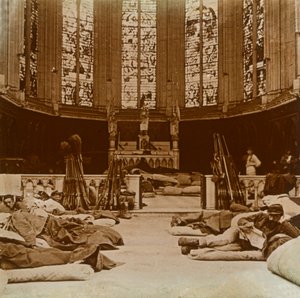 Helyettes laktanya egy templomban, Marne, Észak-Franciaország, 1914. alkotó: Unbekannt