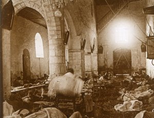 Helyettesített kórház egy templomban, Marne, Észak-Franciaország, 1914 alkotó: Unbekannt