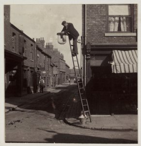 Férfi gáz utcai lámpát takarít, 1905 alkotó: Unbekannt