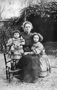 Marie Curie, lengyel származású francia fizikus, lányaival, Eve-vel és Irene-vel, 1908 alkotó: Unbekannt