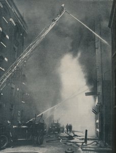 A modern tűzoltó tömeges erői a városi lángokkal szemben, c1935 alkotó: Unbekannt