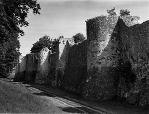 Katonai építészet: Provins középkori városának (Seine és Marne) falai a 11. és 13. század között épültek. alkotó: Unbekannt