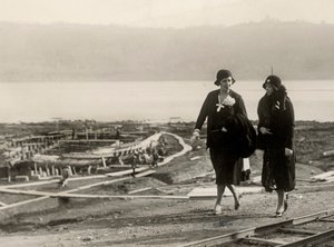 Millicent Veronica Willison, William Randolph Hearst felesége, meglátogatja az ókori római hajók Nemi-tóból való kiemelését célzó munkát, 1930 körül (f/w fotó) alkotó: Unbekannt