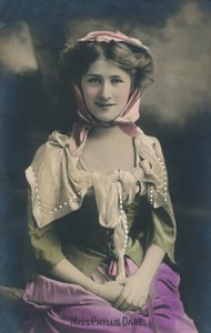 Miss Phyllis Dare, 1930. alkotó: Unbekannt