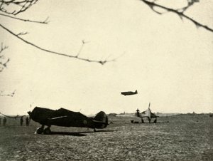 Morane 406 a Vassincourt repülőtéren a francia Curtiss Hawk és Hurricane társaságában, 1939-1940, 1941. alkotó: Unbekannt