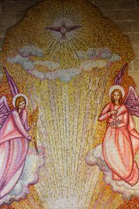 Mozaik a Sacro Cuore di Gesu templomban: angyalok és Szentlélek, Gallipoli, Olaszország alkotó: Unbekannt