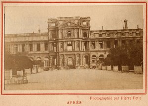Párizs városa (1871): a párizsi Palais des Tuileries képe az 1871. májusi tűzvész után. Pierre Pepetit fényképe. Nyomtatás kartonra, Dim. 9x5,4 cm alkotó: Unbekannt