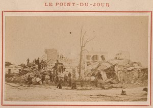 Párizs városa (1871): kilátás a párizsi Point-du-Jour kerület romjaira 1871 májusában. Pierre Pepetit fényképe. Nyomtatás kartonra, Dim. 9x5,4 cm alkotó: Unbekannt