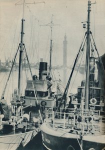 Tengerészeti vonóhálós hajó, HMS Liffy egy Grimsby halászhajó mellett Grimsby Docksban, 1937 alkotó: Unbekannt