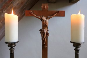 Obersteinbach, Bas-Rhin, Franciaország, le 29/5/2014 - Gyertyák és feszület. evangélikus templom. alkotó: Unbekannt