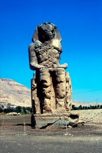Memnon egyik kolosszusa, a Királyok Völgye közelében, Egyiptom, Kr. e. 14. század alkotó: Unbekannt