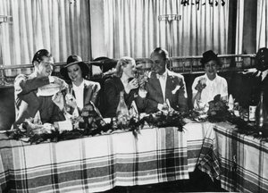 Népszerű francia énekesek éttermet nyitnak Párizsban, 1941 szeptemberében alkotó: Unbekannt
