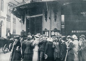 Az egyik párizsi élelmiszerbolt előtt, amikor féltek a város ostromától, 1914 alkotó: Unbekannt