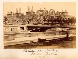 Paris Commune (1871): az Arcole híd és a Hotel de Ville képe az 1871. májusi tűzvész után. Névtelen fényképezés. Nyomtatás kartonra alkotó: Unbekannt