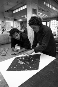 Pascal Gauvard, a Pasnic gravírozóműhely társalapítója, Annie-Paule Thorel francia festő. Egy nyomat elemzése. Pasnic gravírozó műhely Párizsban 2009-ben. alkotó: Unbekannt