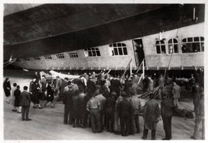 A Zeppelin LZ 127 Graf Zeppelinre felszálló utasok, 1933 alkotó: Unbekannt
