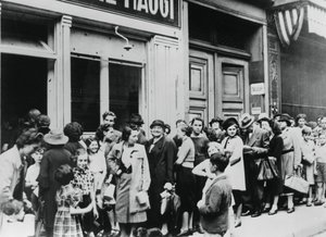 Sorba álló emberek egy tejüzlet előtt, a németek által megszállt Párizs, 1940. július 26. alkotó: Unbekannt